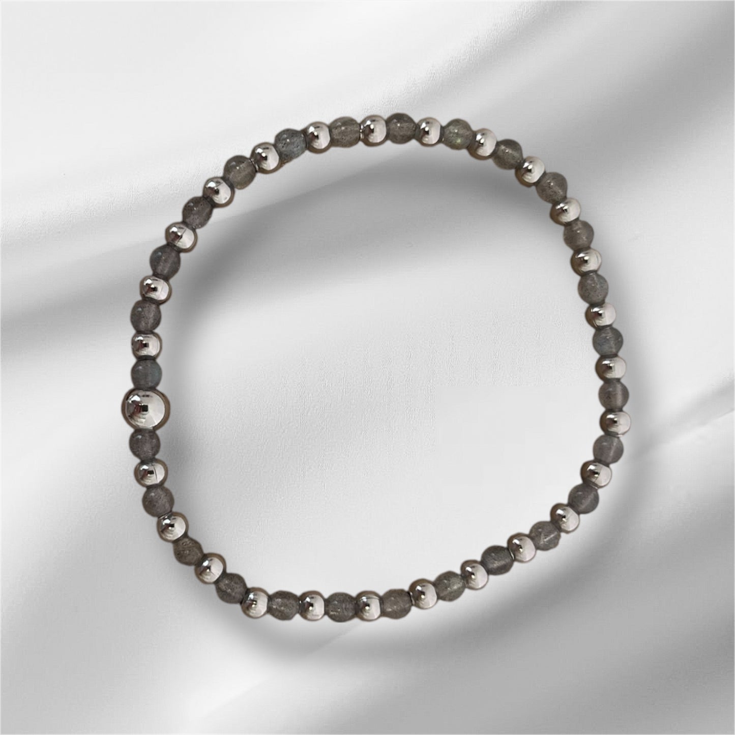 Petit bracelet perlé avec breloque