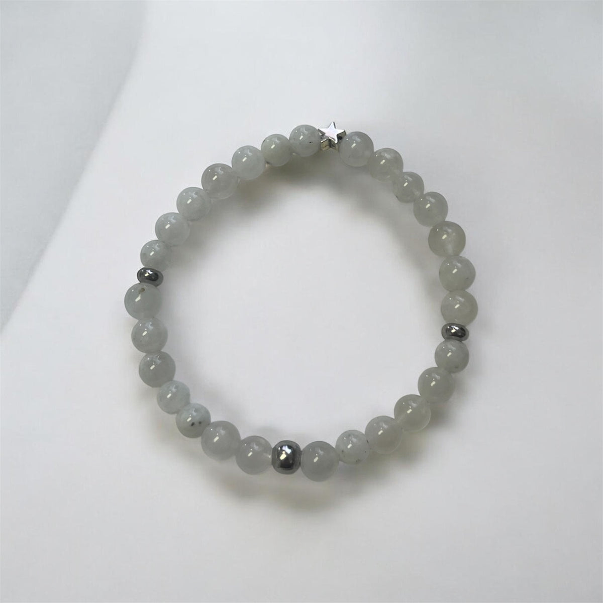 Petit bracelet perlé avec breloque