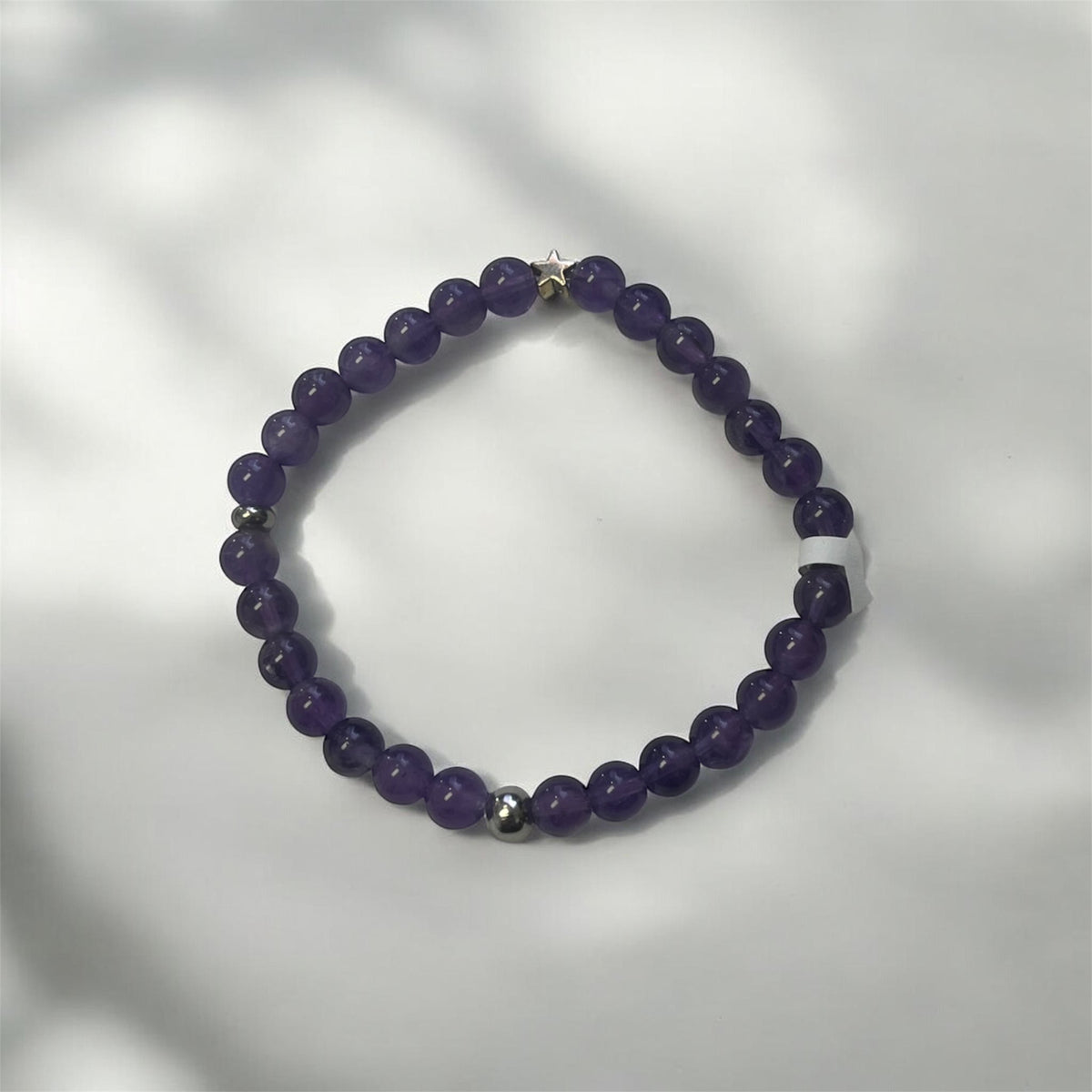 Petit bracelet perlé avec breloque