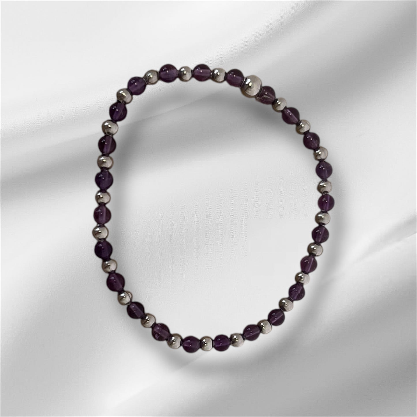 Petit bracelet perlé avec breloque