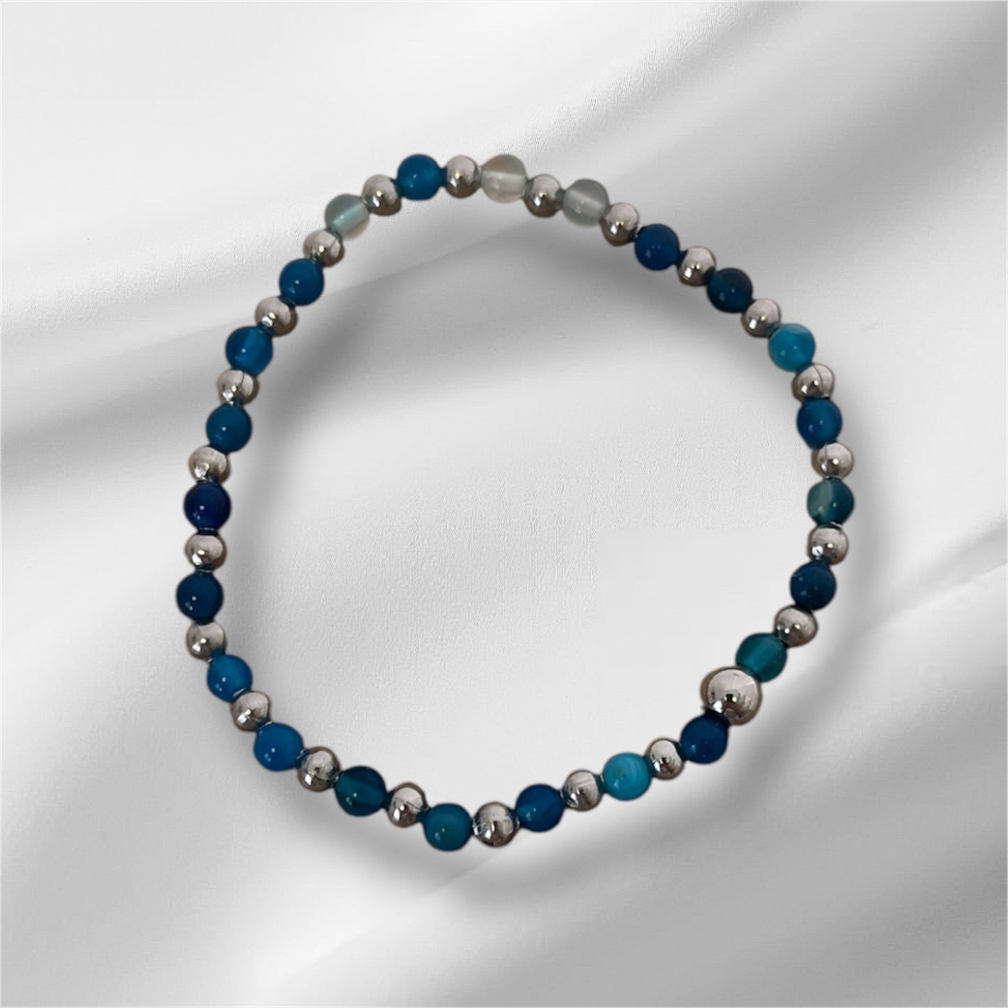 Petit bracelet perlé avec breloque