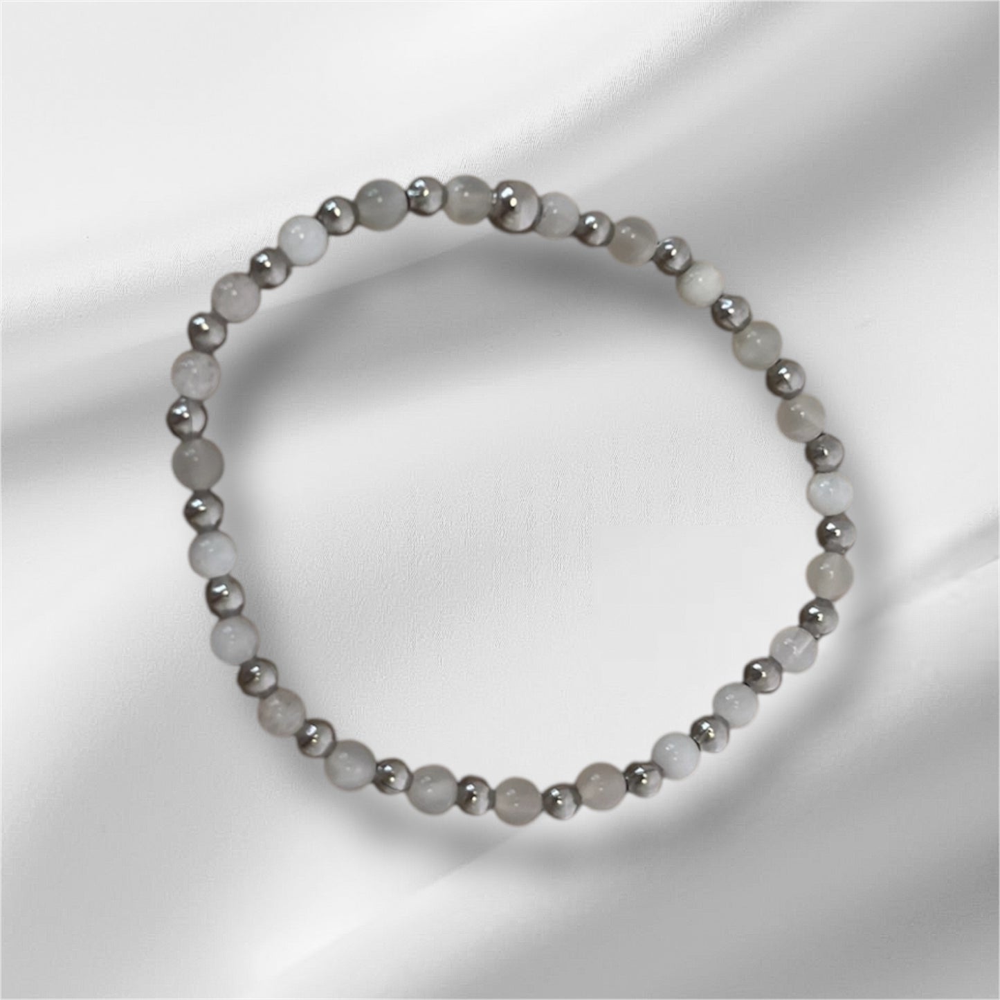 Petit bracelet perlé avec breloque