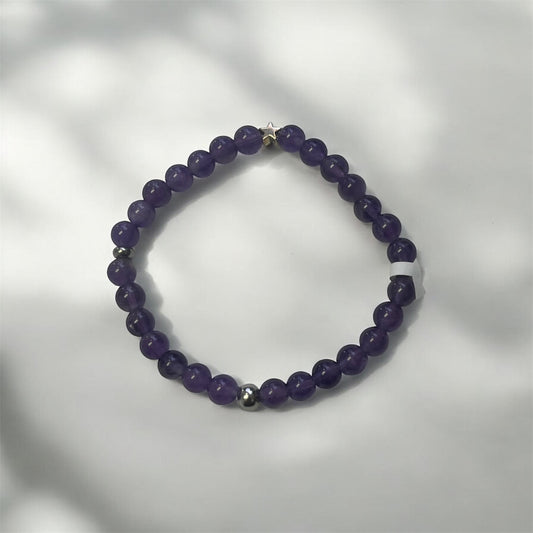 Petit bracelet perlé avec breloque