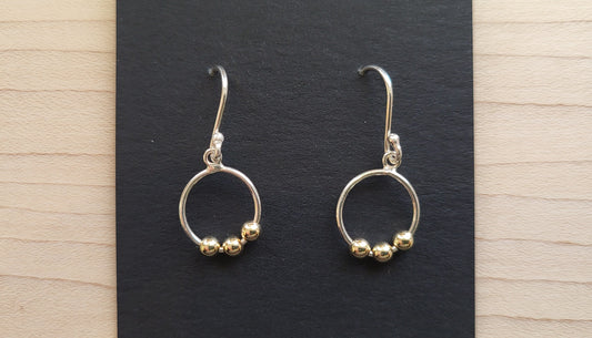 Boucles d'oreilles pendantes perlées dorées 
